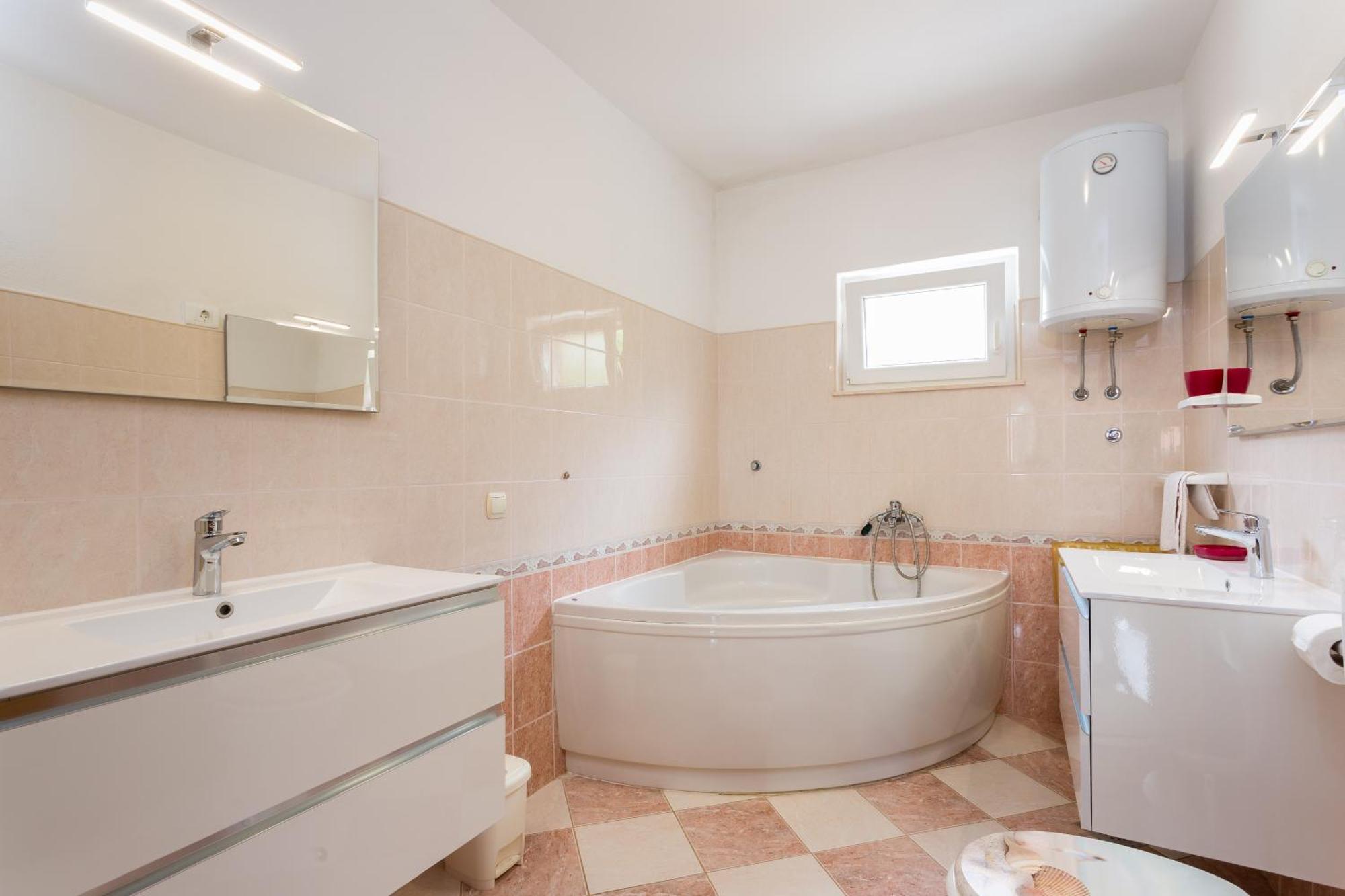 Apartment Mia - Spacious Apartment On 85 M2 With Beautiful Sea View Trogir Exteriör bild